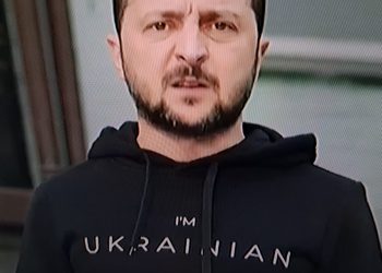 Черното худи на Зеленски с надпис „Аз съм украинец“