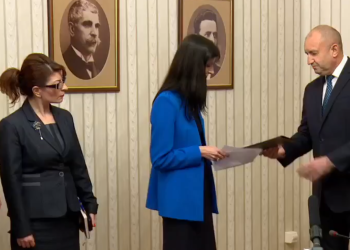 Мария Габриел върна празна папка с първия мандат
