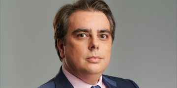 Асен Василев след срещата при Радев: Изборът е диктатура или парламентарна република