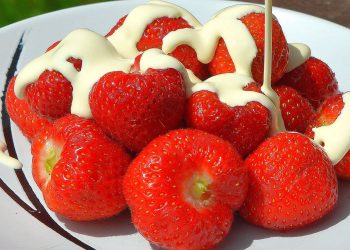 By Micolo J from Shrewsbury, England - Strawberries and cream, CC BY 2.0, https://commons.wikimedia.org/w/index.php?curid=33799653