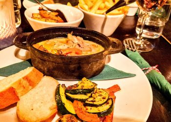 Bistro Le Goût в Айндховен: като учебник по френска кухня с петел във вино, телешки тартар и сладък финал