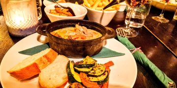 Bistro Le Goût в Айндховен: като учебник по френска кухня с петел във вино, телешки тартар и сладък финал
