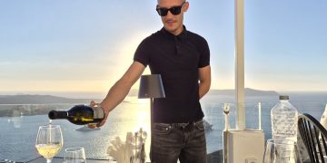 Фанари: една вечер над вулкана и под златния залез на Санторини