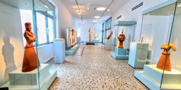 Двете съкровищници на Санторини: от изчезналия свят на Акротири до величието на Древна Тира